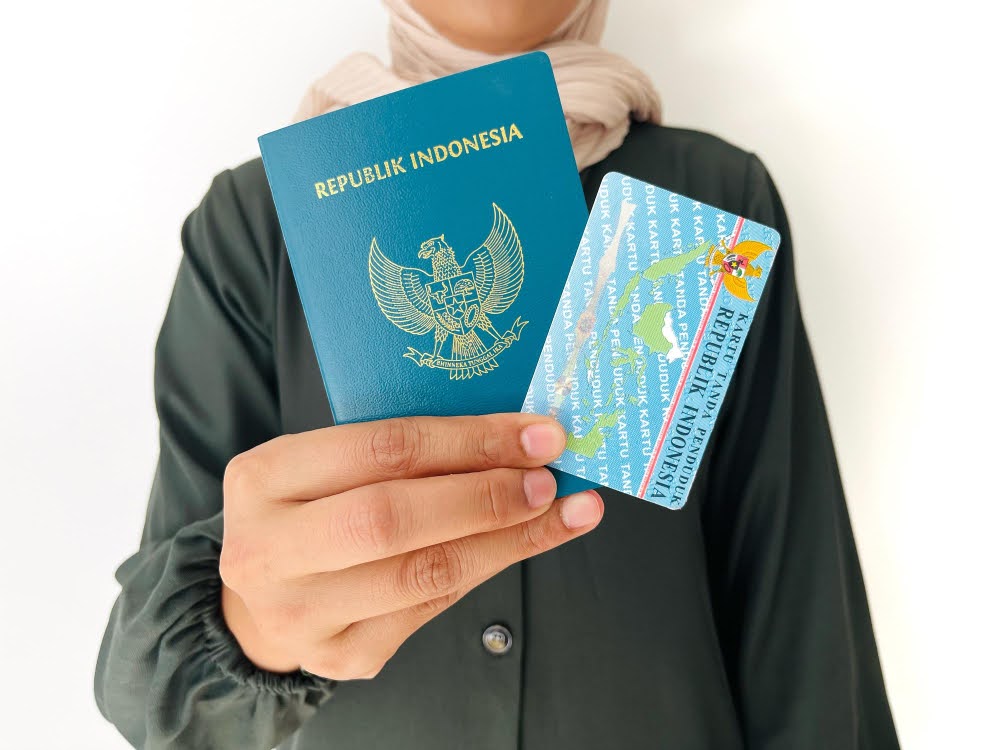 Seorang wanita sedang memegang KTP Seorang wanita sedang memegang KTP